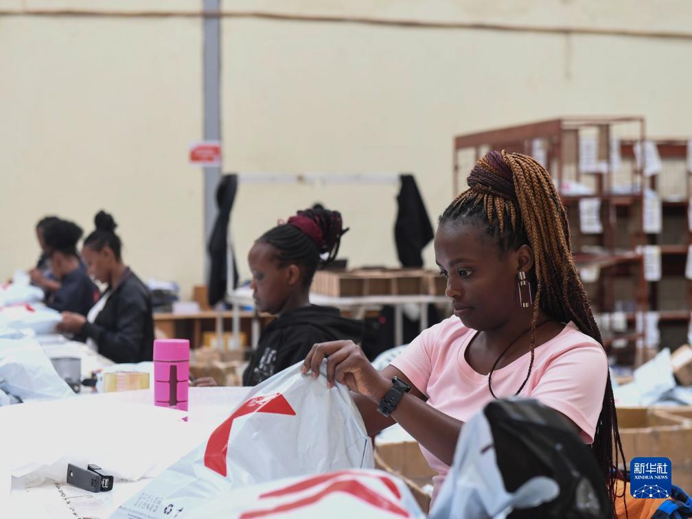 11月10日，在肯尼亞姆洛隆戈，Kilimall員工在倉(cāng)庫(kù)內(nèi)包裝商品。新華社記者 李亞輝 攝