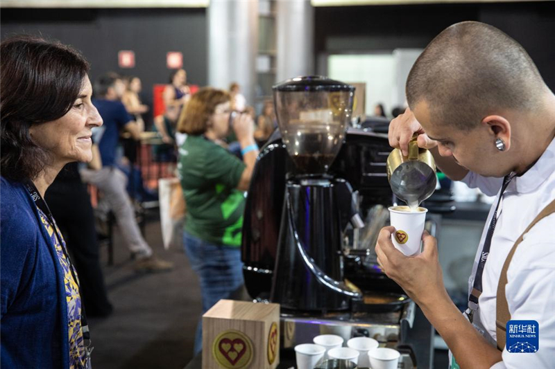 11月9日，咖啡師在巴西貝洛奧里藏特舉行的咖啡周上為參觀者制作咖啡。新華社記者 王天聰 攝
