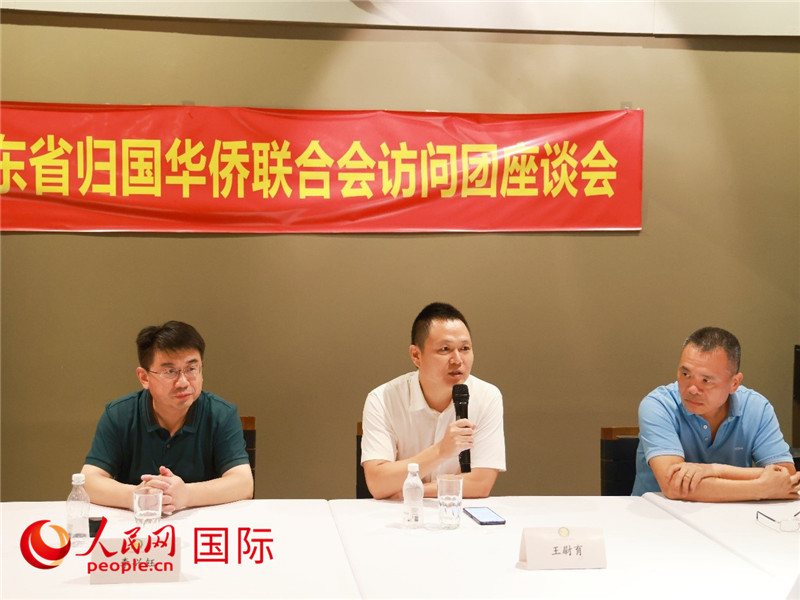 中國(guó)駐里約總領(lǐng)館副總領(lǐng)事王尉育（中）在座談會(huì)上致辭。人民網(wǎng)記者 陳海琪攝