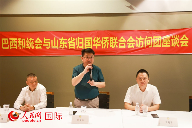 中國(guó)僑聯(lián)副主席、山東省僑聯(lián)主席李興鈺（中）在座談會(huì)上致辭。人民網(wǎng)記者 陳海琪攝