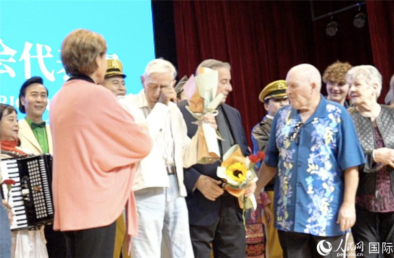 哈里·莫耶和代表團其他成員訪問昆明外國語學(xué)校，觀看講述飛虎隊開辟駝峰航線故事的音樂劇《翠堤長虹》，并與學(xué)校師生合唱《友誼地久天長》。人民網(wǎng) 趙瞳攝