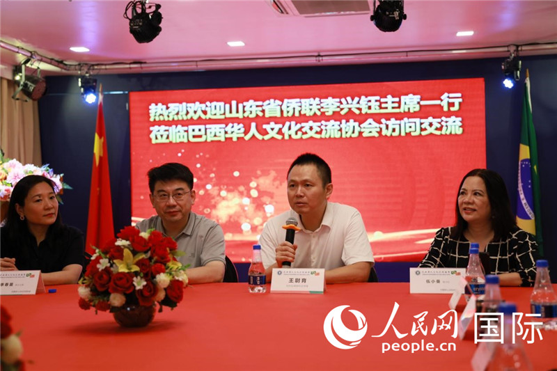 中國駐里約熱內(nèi)盧副總領(lǐng)事王尉育（右二）發(fā)表致辭。人民網(wǎng)記者宋亦然攝