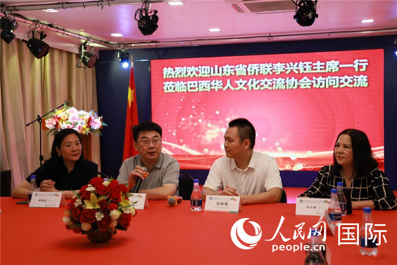 山東省僑聯(lián)主席李興鈺（左二）和與會僑領(lǐng)座談。人民網(wǎng)記者宋亦然攝