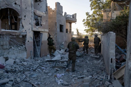 這張以色列國防軍11月12日發(fā)布的照片顯示，以軍地面部隊在加沙地帶北部開展軍事行動。新華社發(fā)