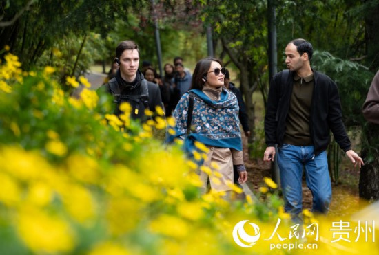 歐亞國家媒體記者走進觀山湖公園。人民網(wǎng) 陽茜攝