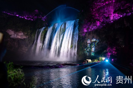 光影中的黃果樹大瀑布。人民網(wǎng) 陽茜攝