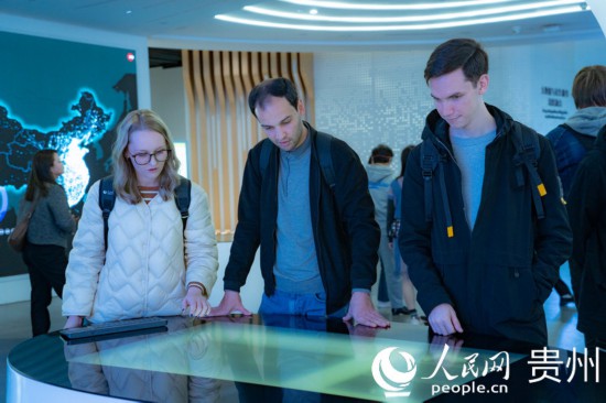 在國家大數(shù)據(jù)（貴州）綜合試驗區(qū)交流體驗中心，歐亞國家記者體驗貴州大數(shù)據(jù)應用場景。人民網(wǎng) 陽茜攝