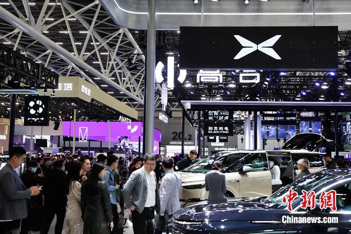 11月17日，廣州車展展館人流如織。中新財經(jīng)記者 葛成 攝