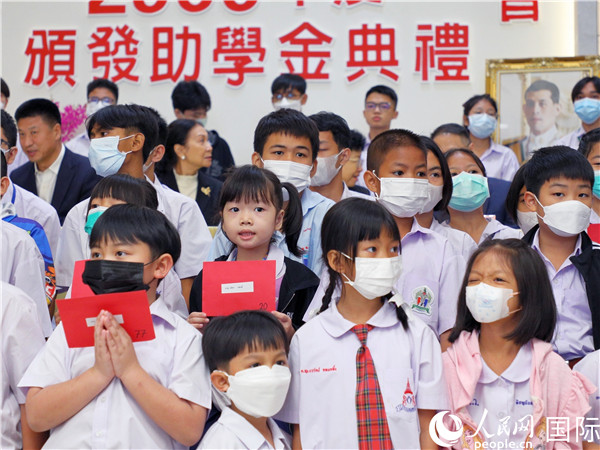 圖為出席嘉賓和現(xiàn)場(chǎng)獲獎(jiǎng)學(xué)生合影留念。人民網(wǎng)記者 白元琪攝