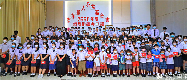 圖為出席嘉賓和現(xiàn)場(chǎng)獲獎(jiǎng)學(xué)生合影留念。人民網(wǎng)記者 白元琪攝