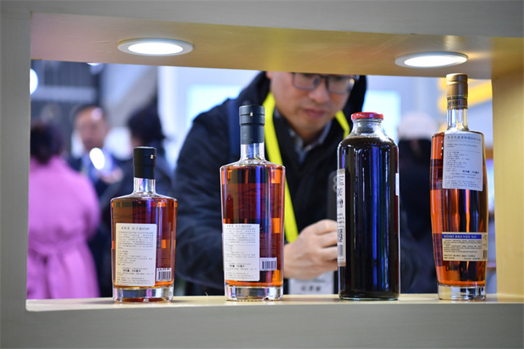 11月16日，觀眾在第七屆絲博會上參觀阿塞拜疆展位上的酒水產品。新華社記者 邵瑞 攝