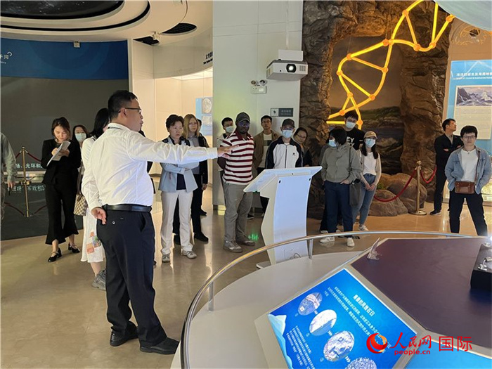 中外記者在深圳大鵬半島國(guó)家地質(zhì)公園博物館參觀。人民網(wǎng)記者 陳思攝