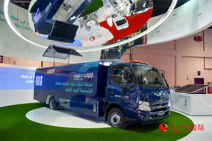 阿聯(lián)酋國家石油公司發(fā)布的電動運油卡車。該卡車用光伏板和電池驅(qū)動，但主要目的是輸送汽油。   人民網(wǎng) 塔里克·易卜拉欣攝