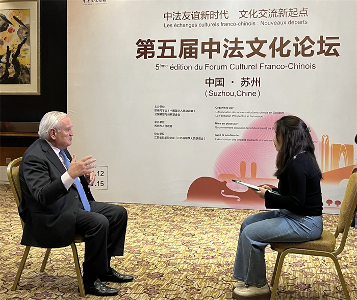 法國前總理、法國展望與創(chuàng)新基金會主席讓-皮埃爾·拉法蘭接受人民網的采訪。（國際在線供圖）