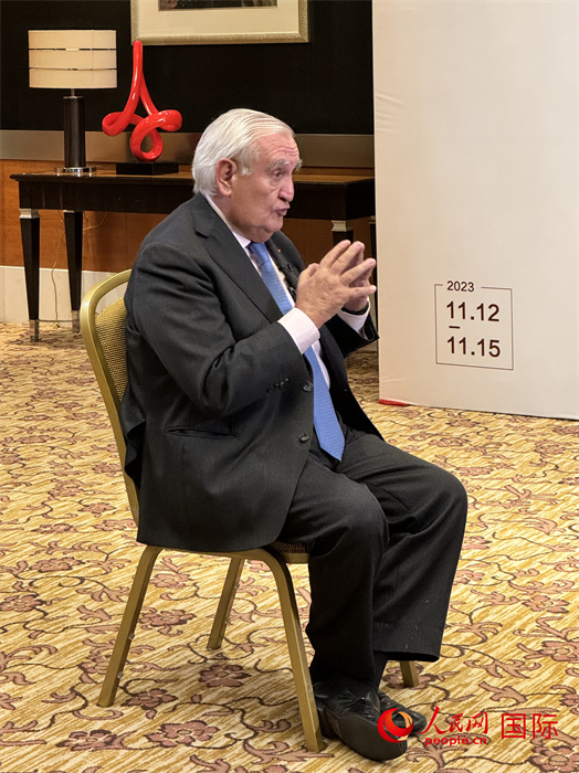 法國前總理、法國展望與創(chuàng)新基金會主席讓-皮埃爾·拉法蘭接受人民網的采訪。（人民網 謝瑩攝）