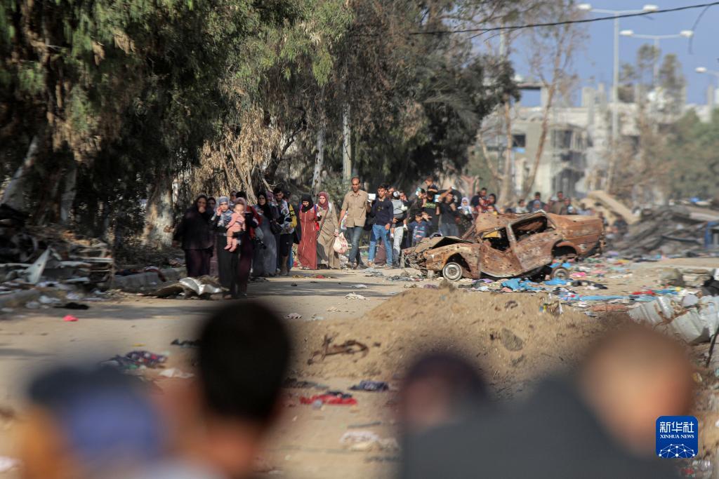 11月18日，在加沙地帶南部地區(qū)，巴勒斯坦人向南遷移。