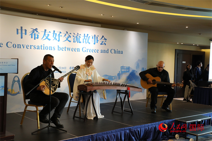 中希藝術(shù)家用古箏和布祖基琴演奏希臘著名歌曲《比雷埃夫斯的孩子》。   人民網(wǎng)記者 謝亞宏攝