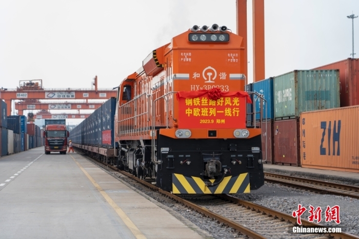 資料圖：河南鄭州，一列滿載貨物的中歐班列(鄭州)從中國鐵路鄭州局集團(tuán)有限公司圃田車站駛出，開往德國漢堡。<a target='_blank' href='/'><p  align=