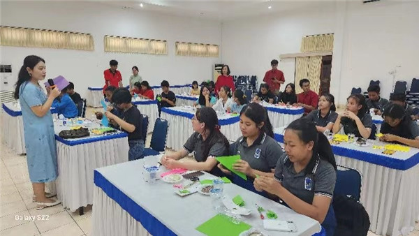 巴陵康孔子學(xué)院中方院長(zhǎng)朱敏霞講解中國(guó)的二十四節(jié)氣。主辦方供圖