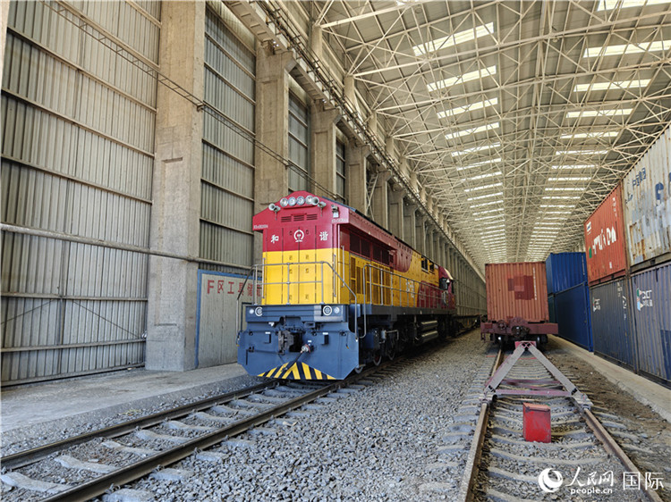換裝完畢的中歐班列即將從換裝庫內(nèi)駛出。人民網(wǎng)記者 劉潔妍攝