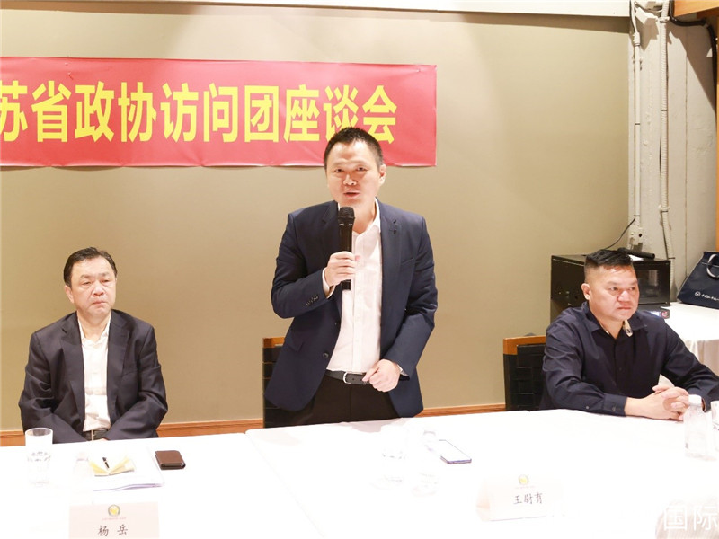 中國駐里約總領(lǐng)館副總領(lǐng)事王尉育（中）在座談會上致辭。人民網(wǎng)記者 陳海琪攝