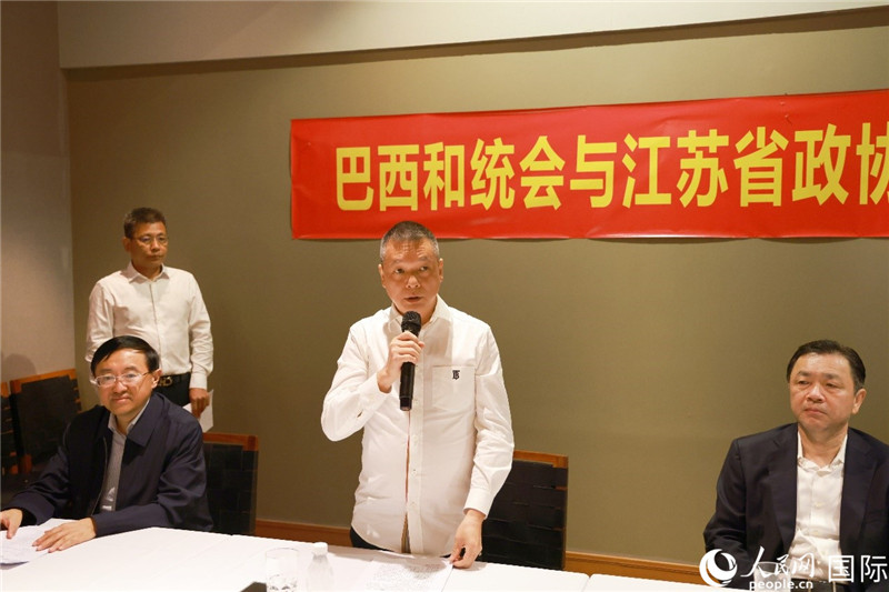 巴西和統(tǒng)會會長王俊曉（中）在座談會上致辭。人民網(wǎng)記者 陳海琪攝