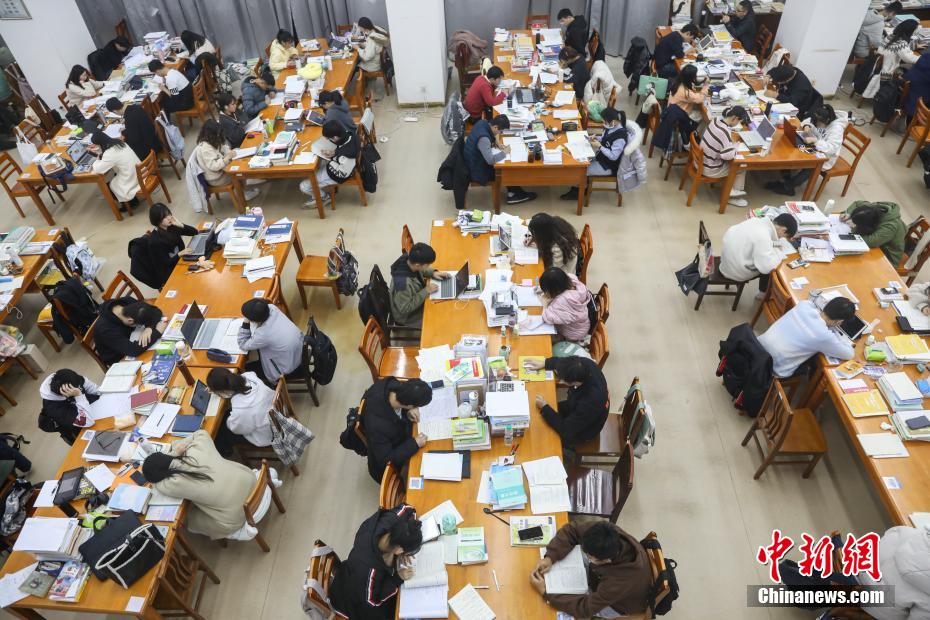 資料圖：眾多考研學(xué)生在南昌大學(xué)圖書館的自習(xí)室內(nèi)復(fù)習(xí)備考。 劉力鑫 攝
