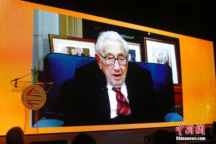 資料圖為當(dāng)?shù)貢r(shí)間2023年1月18日晚，美國中國總商會(huì)(CGCC)在紐約舉行2023年中國農(nóng)歷新年晚宴。圖為美國前國務(wù)卿亨利·基辛格以視頻方式致辭。<a target='_blank' href='/'><p  align=