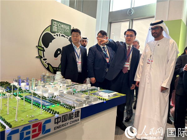COP28主席蘇爾坦·賈比爾參觀中國(guó)角展示。人民網(wǎng)記者任皓宇攝