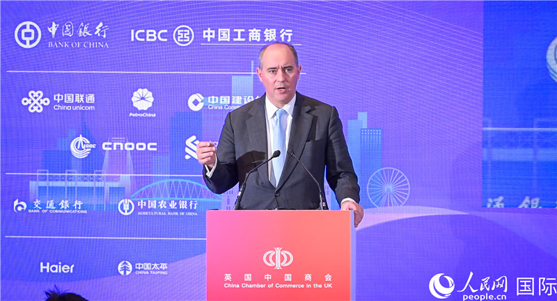 英國商業(yè)貿(mào)易部國務(wù)大臣（投資大臣）多米尼克·約翰遜與會。人民網(wǎng) 郭錦標(biāo)攝