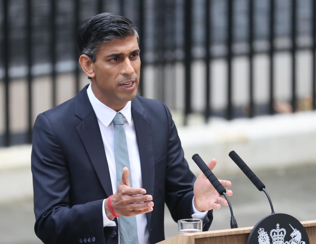 2022年10月25日，里?！ぬK納克在英國(guó)倫敦唐寧街10號(hào)首相府前發(fā)表講話(huà)。新華社記者李穎攝