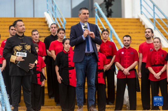 12月2日，希臘文化部副部長(zhǎng)赫里斯托斯·季馬斯（中）在希臘雅典圣誕劇場(chǎng)舉行的“中希國(guó)際戲劇節(jié)”開(kāi)幕式上講話。新華社發(fā)（馬里奧斯·羅洛斯攝）