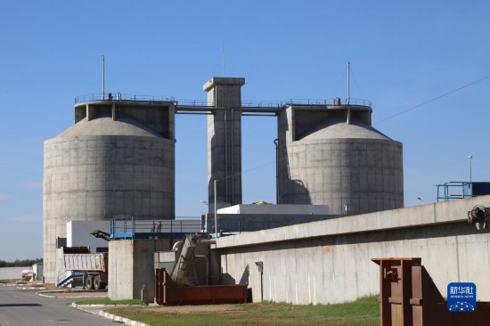 這是11月28日在突尼斯蘇塞市拍攝的中企承接建造的哈姆敦污水處理站一角。位于北非的突尼斯連續(xù)數(shù)年遭遇干旱，居民生活和農(nóng)業(yè)生產(chǎn)受到嚴重影響。突尼斯媒體近日報道了中企承接的突尼斯南部蘇塞市污水處理廠項目，稱贊它不僅為當?shù)剞r(nóng)民提供了穩(wěn)定的灌溉水源，還減少了環(huán)境污染。新華社記者 黃靈 攝