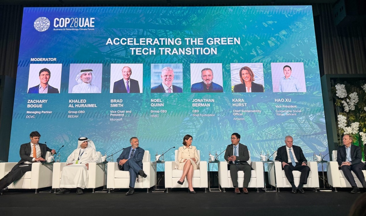 騰訊可持續(xù)社會(huì)價(jià)值副總裁、騰訊碳中和實(shí)驗(yàn)室負(fù)責(zé)人許浩（右三）在COP28上和微軟公司主席(右一)、匯豐銀行全球首席執(zhí)行官(右二)以及亞馬遜首席可持續(xù)發(fā)展官(左四)等對(duì)話。圖片由騰訊公司提供