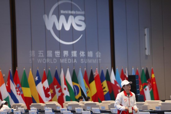   2023年12月2日，一名志愿者在廣州南沙灣濱海會(huì)議中心布置會(huì)場(chǎng)。（新華社記者李明攝）