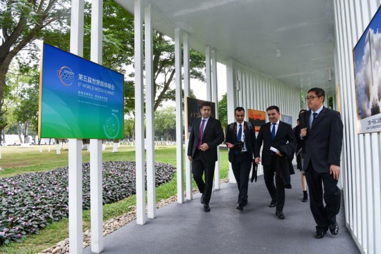   2023年12月2日，參會(huì)代表抵達(dá)廣州南沙灣濱海會(huì)議中心。（新華社記者梁旭攝）