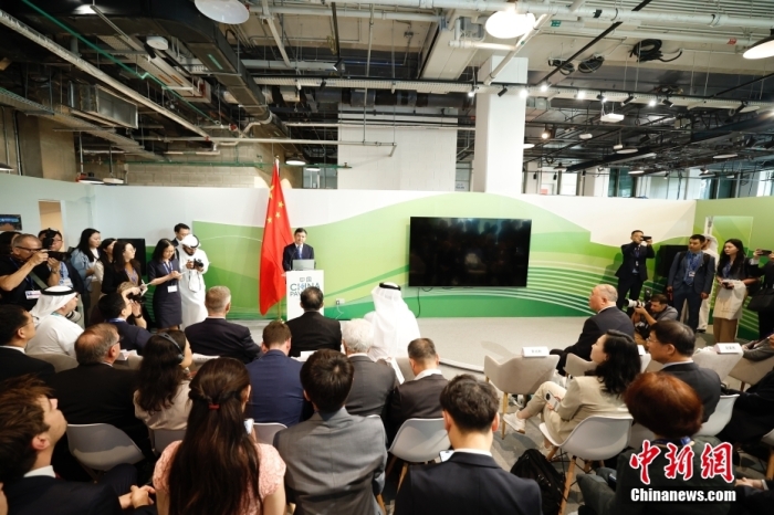 當(dāng)?shù)貢r(shí)間11月30日，《聯(lián)合國(guó)氣候變化框架公約》第28次締約方大會(huì)(COP28)中國(guó)角開(kāi)幕式暨“生態(tài)文明與美麗中國(guó)實(shí)踐”邊會(huì)在迪拜舉行。圖為中國(guó)生態(tài)環(huán)境部部長(zhǎng)黃潤(rùn)秋在邊會(huì)上發(fā)表致辭。<a target='_blank' href='/' _fcksavedurl='/'><p  align=