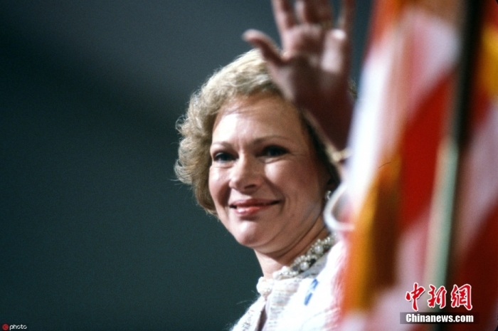 當(dāng)?shù)貢r(shí)間11月19日，卡特中心宣布，美國前第一夫人羅莎琳·卡特于當(dāng)天去世，享年96歲。根據(jù)卡特中心發(fā)布的聲明，在家人的陪伴下，羅莎琳·卡特在佐治亞州普萊恩斯的家中平靜地去世?？ㄌ刂行?7日宣布，羅莎琳·卡特開始接受臨終關(guān)懷。圖為羅莎琳·卡特資料圖。圖/ICphoto