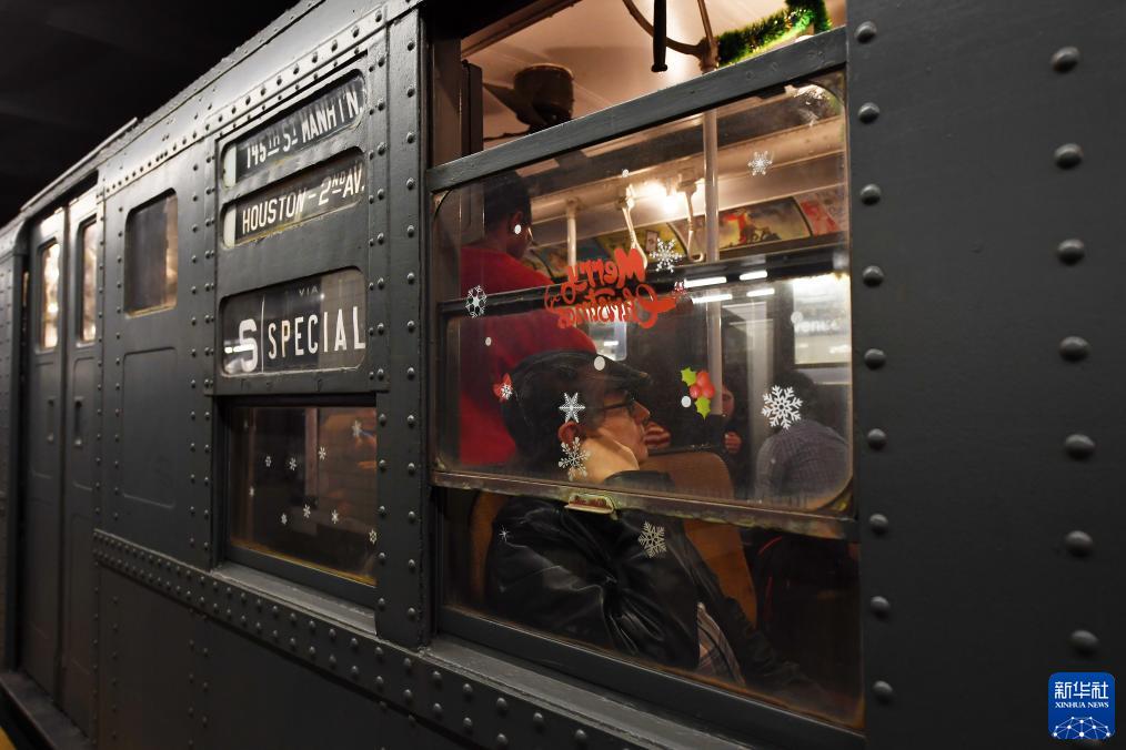12月2日，在美國紐約，人們乘坐“懷舊地鐵”專列。新華社記者 李睿 攝