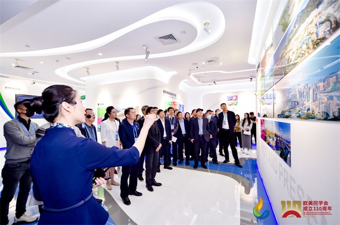 參會嘉賓和留學(xué)歸國人員參觀橫琴粵澳深度合作區(qū)展示廳。主辦方供圖