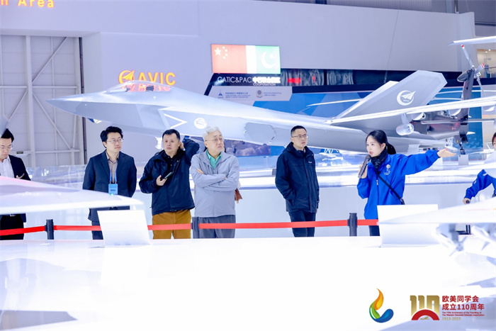 參會嘉賓和留學(xué)歸國人員參觀珠海太空中心。主辦方供圖