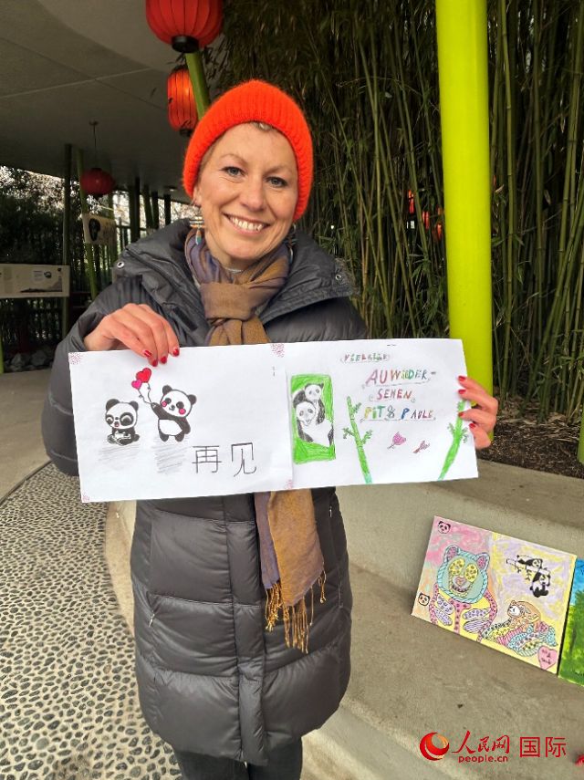 桑德拉和德國(guó)小朋友們的作品。右圖寫著“祝福好運(yùn)，再見 Pit和Paule（“夢(mèng)想”“夢(mèng)圓”的德語(yǔ)名字）”。人民網(wǎng)記者 徐馨攝