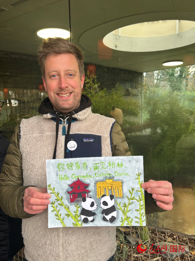 特別從法國(guó)趕來(lái)送別“夢(mèng)想”“夢(mèng)圓”的專業(yè)級(jí)熊貓粉絲 Pouille先生和此次征集的兒童作品。人民網(wǎng)記者 徐馨攝