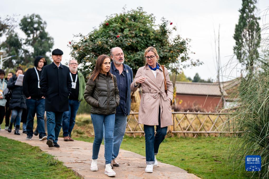 12月6日，世界媒體峰會參會代表在昆明市晉寧區(qū)小漁村參觀。新華社記者 胡超 攝