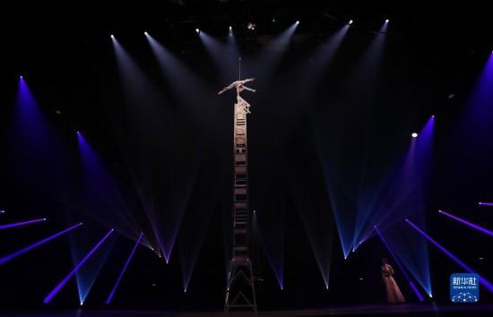 12月8日，演員在法國(guó)巴黎舉行的中國(guó)雜技“奇妙之夜”演出上表演《高椅》。新華社記者 高靜 攝