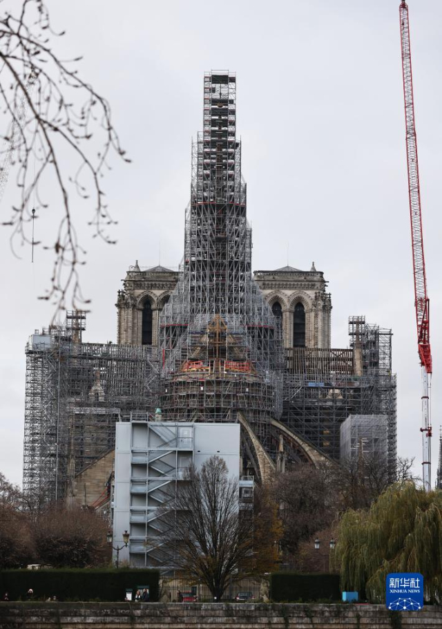 這是12月8日在法國巴黎拍攝的修復中的巴黎圣母院。新華社記者 高靜 攝