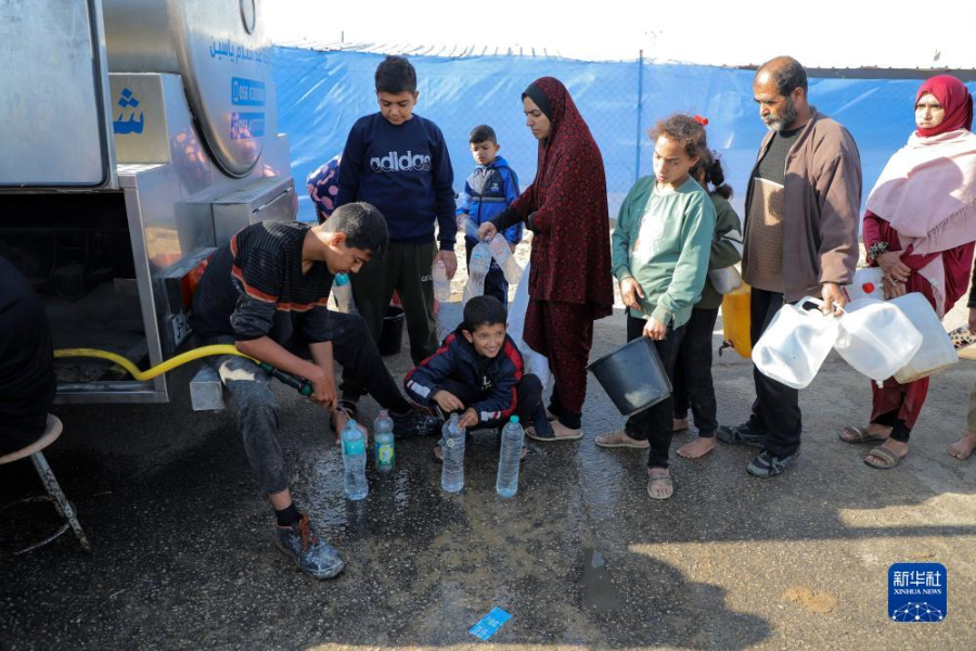 12月8日，在加沙地帶南部城市拉法一處臨時(shí)營(yíng)地內(nèi)，人們排隊(duì)打水。新華社發(fā)（里澤克·阿卜杜勒賈瓦德 攝）