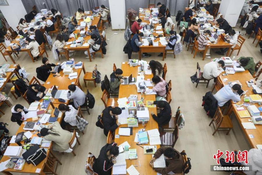 資料圖：眾多考研學(xué)生在南昌大學(xué)圖書館的自習(xí)室內(nèi)復(fù)習(xí)備考。劉力鑫 攝