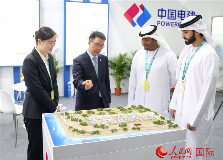 訪客在中國(guó)電建展臺(tái)參觀風(fēng)電項(xiàng)目沙盤(pán)。人民網(wǎng) 塔里克·易卜拉欣攝