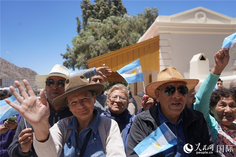 圖為當(dāng)?shù)孛癖娮园l(fā)舉行慶?；顒?dòng)。人民網(wǎng)記者 許放攝